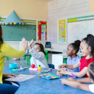 Como um educador montessoriano contribui para um mundo melhor?