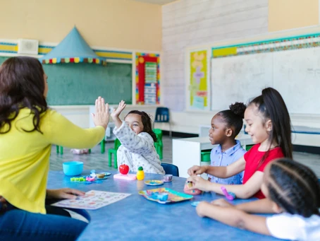 Como um educador montessoriano contribui para um mundo melhor?